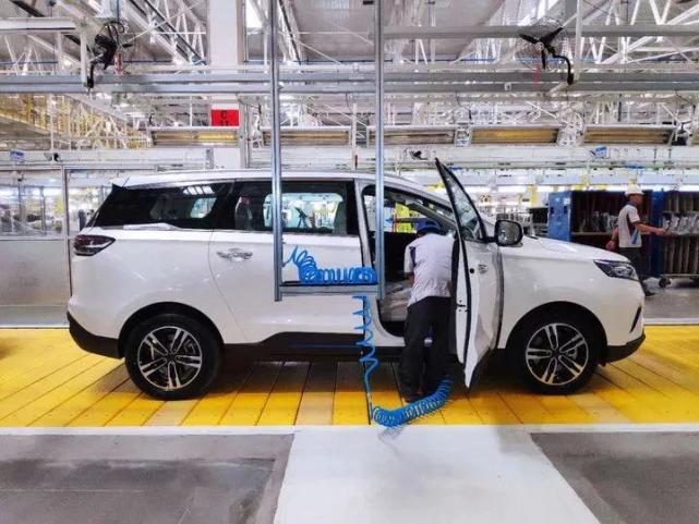 中国大蛇事件被大运汽车撞死(中国巨蟒被大运汽车撞死)-第1张图片